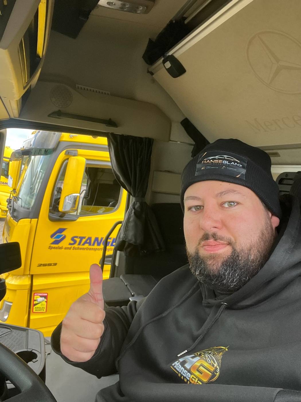 HanseGlanz Mitarbeiter im Fahrerhaus eines LKW